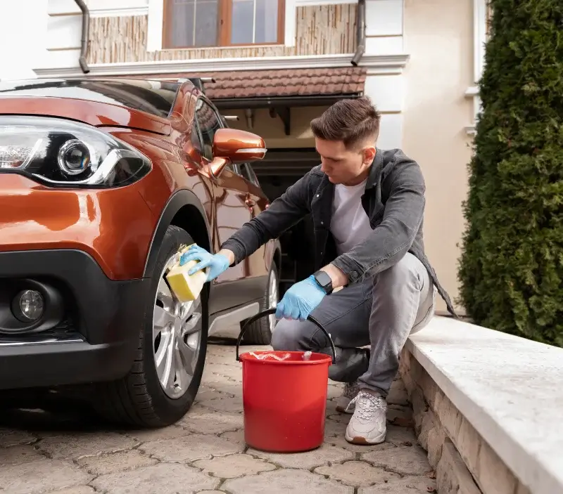 Lavage auto à domicile Val-Couesnon : professionnel intervenant sur un véhicule